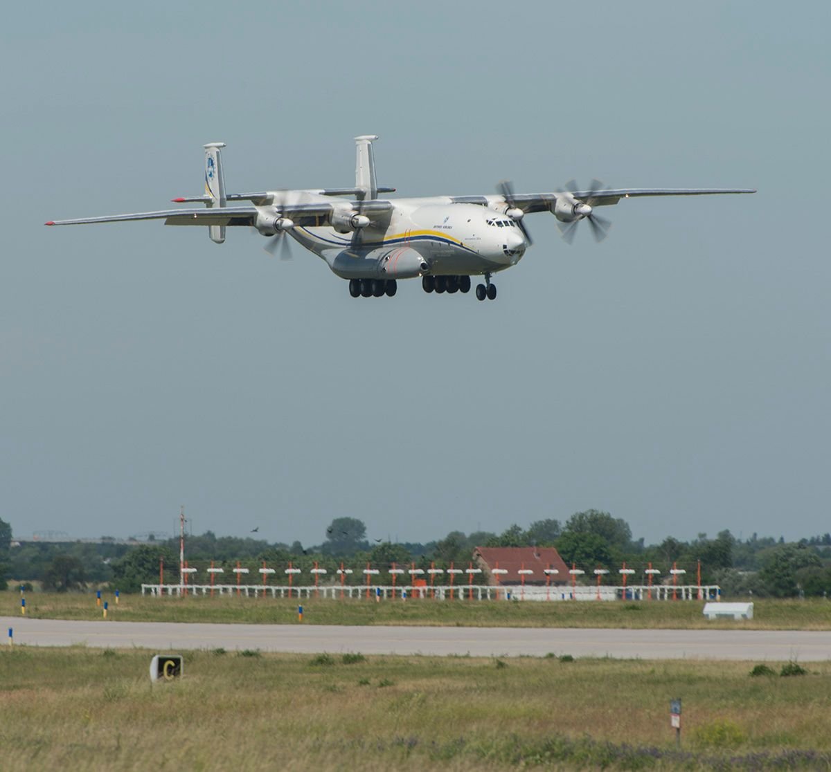 Die Antonov AN-22 im Landeanflug auf den Flughafen Leipzig/Halle.