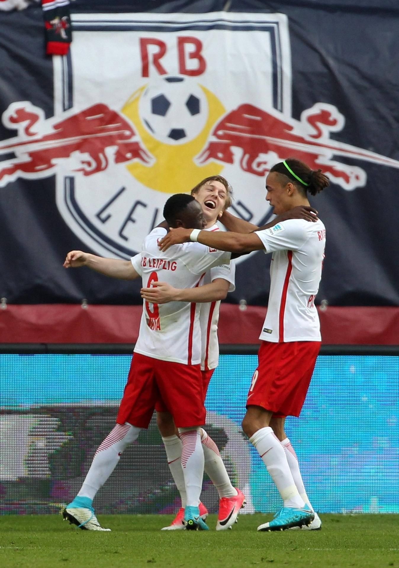 Naby Keita, Emil Forsberg und Yussuf Poulsen (RB Leipzig) jubeln nach dem Tor zum 4:0 durch Naby Keita.