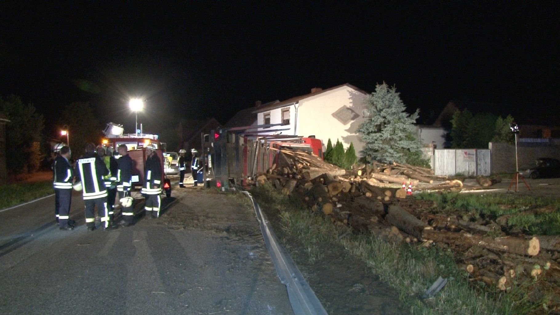 Nur wenige Meter vor einem Einfamilienhaus in Dolle kippte der mit Holzstämmen beladene Lkw um. Der Fahrer wurde verletzt