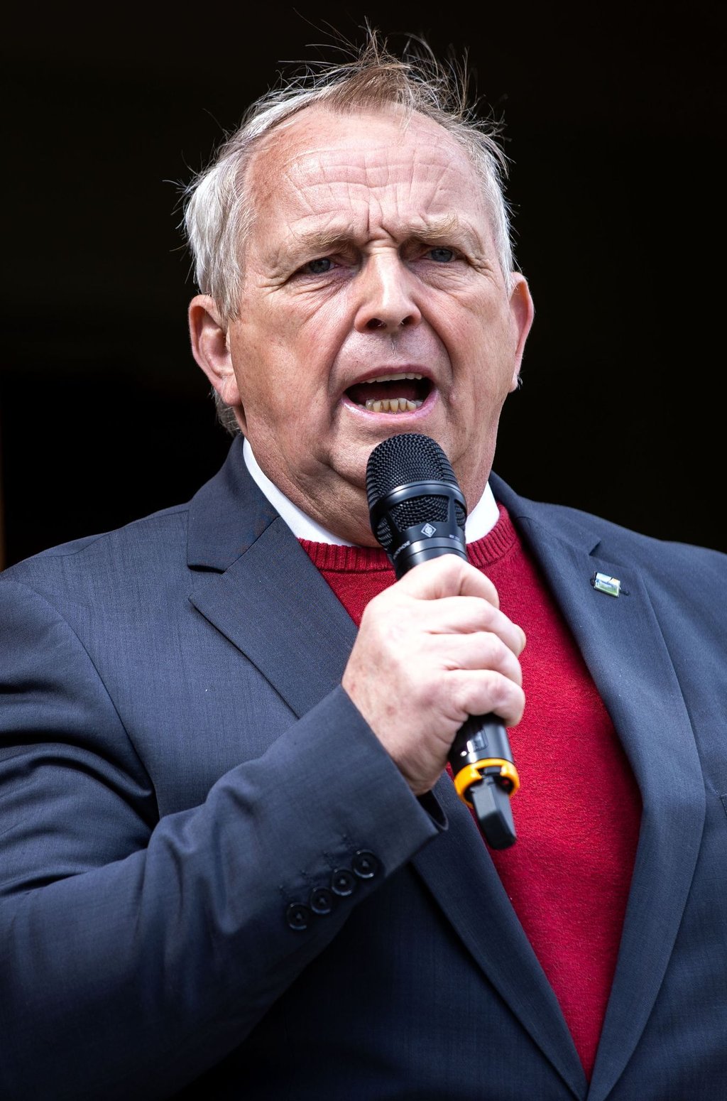 Landwirtschaftsminister Till Backhaus (SPD) spricht in ein Mikro.