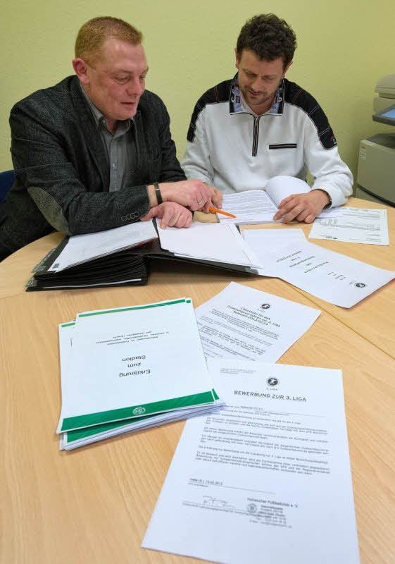 Ein Foto aus dem Jahr 2013, als Manager Ralph Kühne (r.) und Vizepräsident Jörg Sitte über den Anträgen für die Drittliga-Lizenz brüteten.
