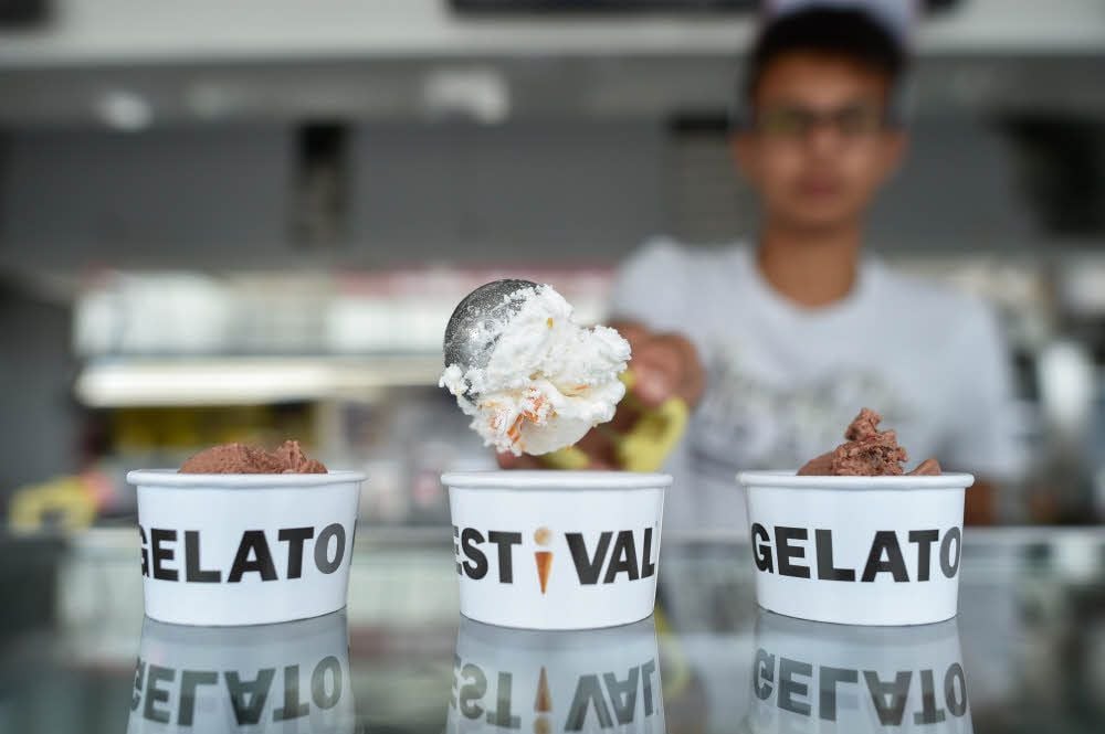 Besucher des Gelato-Festivals in Berlin durften die zahlreichen Kreationen auch probieren.