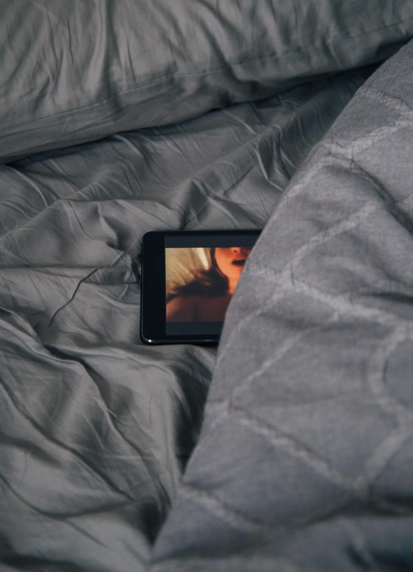 Exzessiver Pornokonsum zählt zu den drei Hauptmerkmalen einer Hypersexualität (Symbolbild).