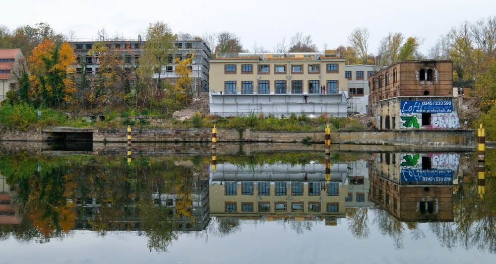 Blick von der Saalepromenade in Trotha zur ehemaligen Papierfabrik. Das Turbinenhaus (rechts) muss noch saniert und umgebaut werden.