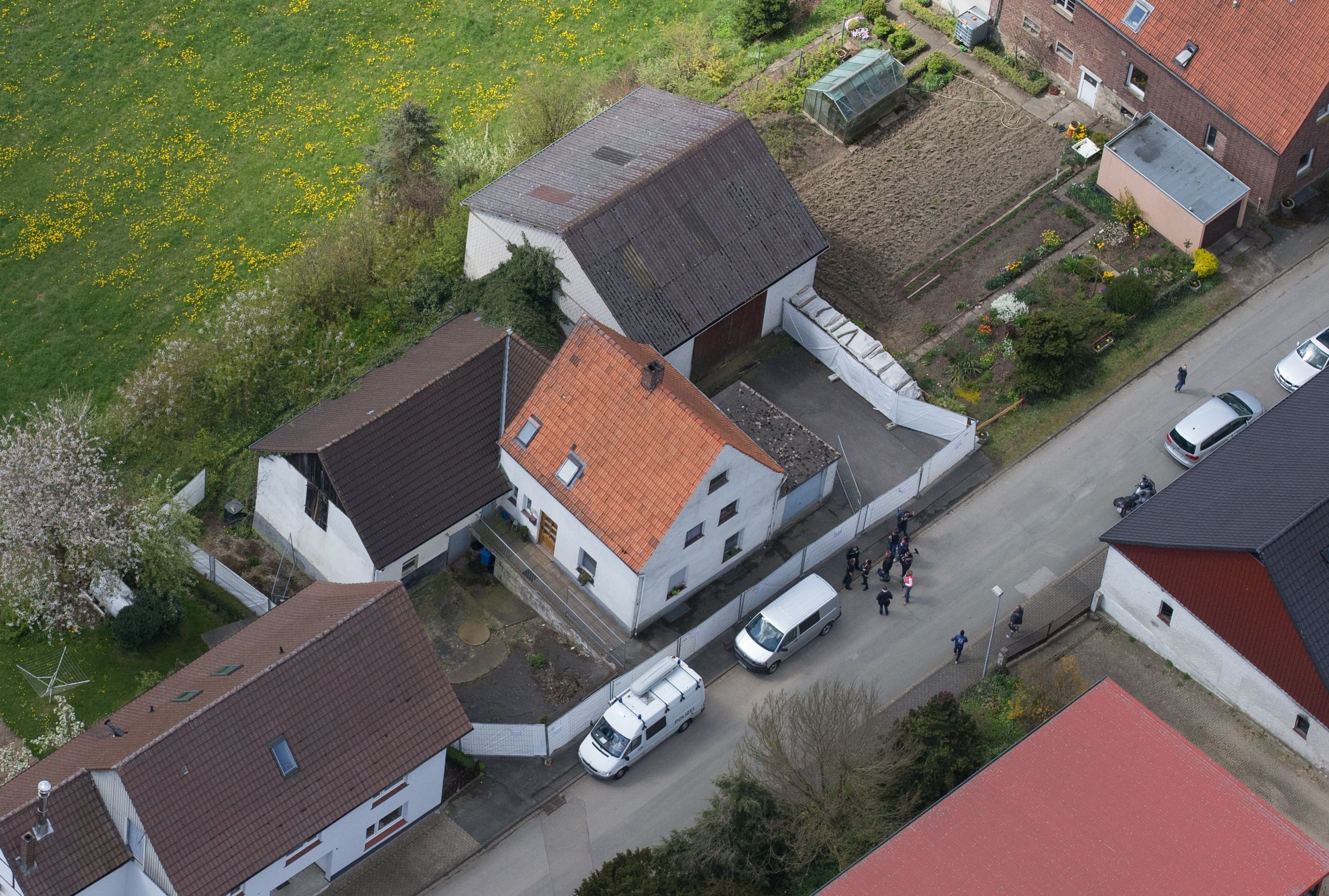 Das abgesperrte Wohnhaus mit Nebengebäuden in Höxter-Bosseborn