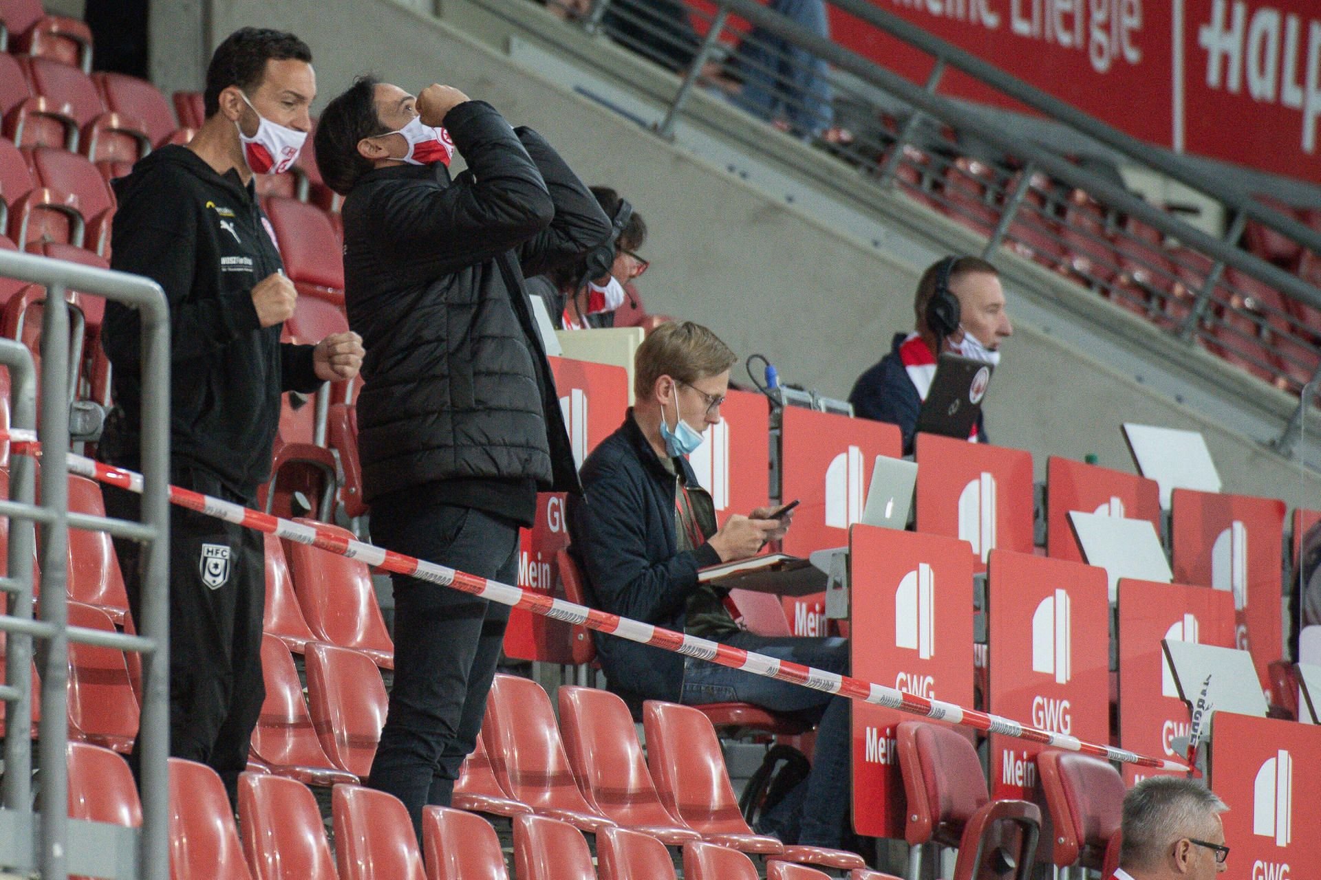 HFC-Trainer Florian Schnorrenberg jubelt auf der Tribüne über seinen perfekten Einstand.