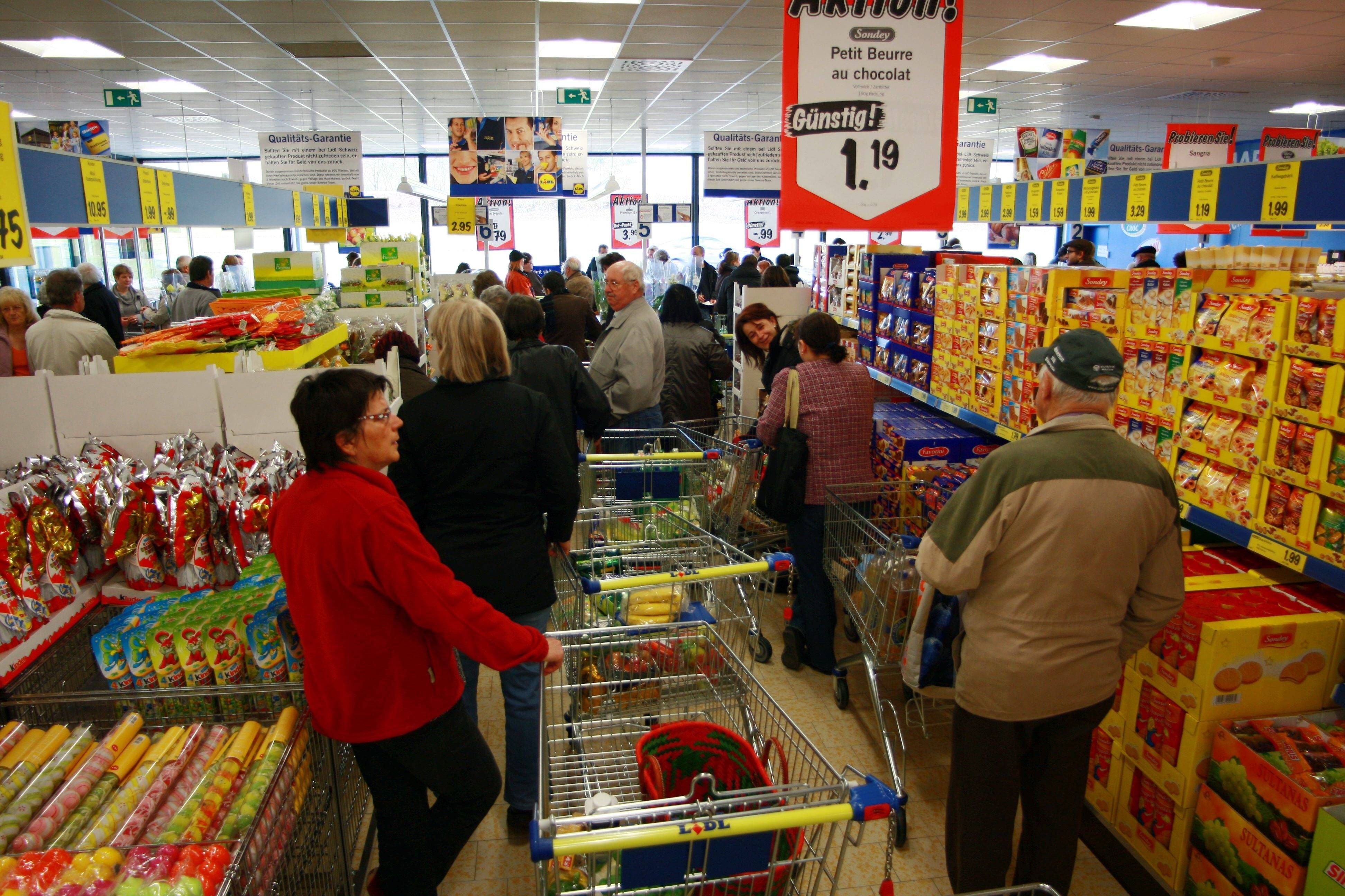 Lange Schlangen im Supermarkt können nerven - aber es gibt Tricks, sie zu umgehen.