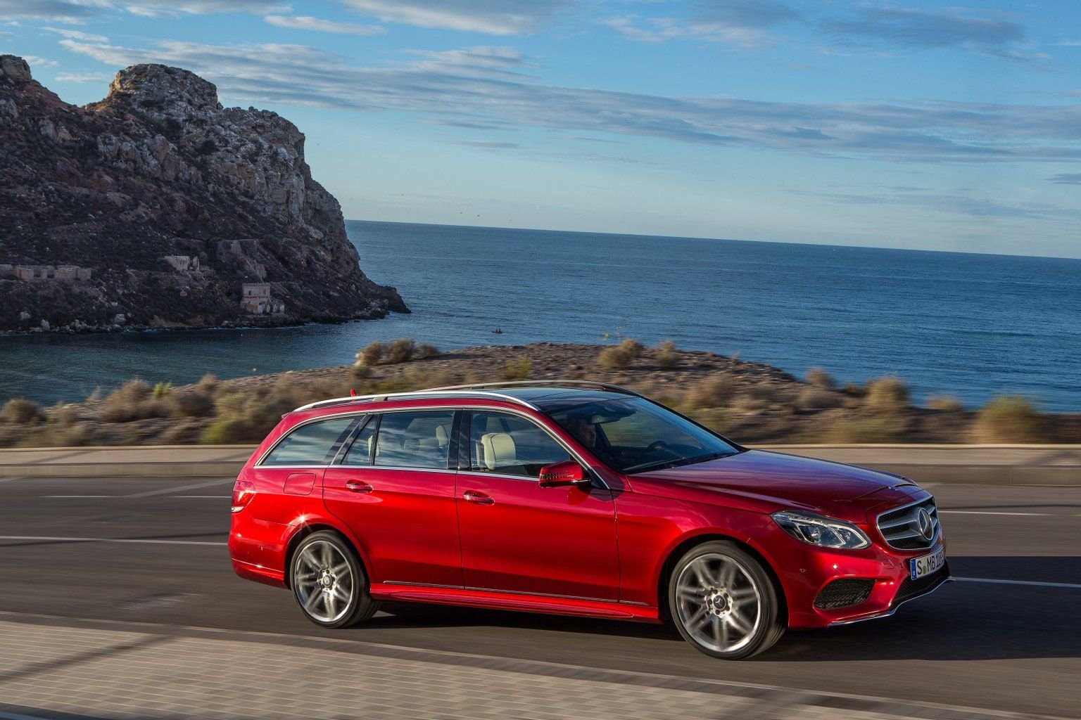 In den Kofferraum des T-Modells der Mercedes E-Klasse passen 695 Liter. Damit ist er der absolute Lademeister unter den Kombis.