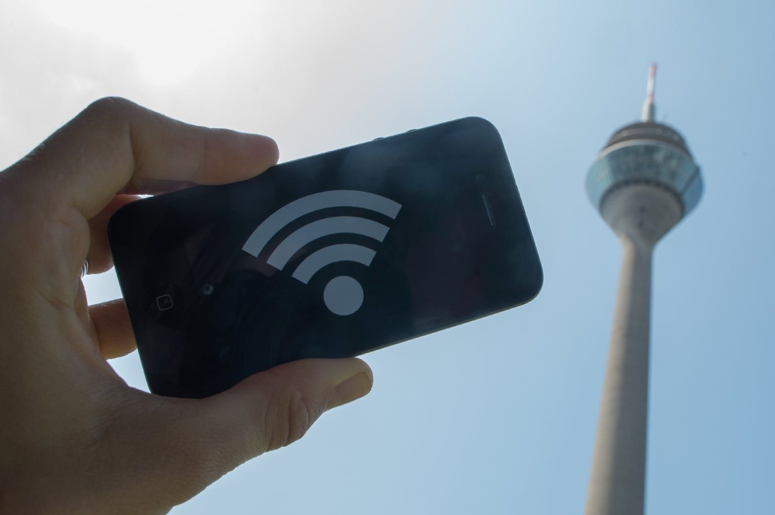 Offenes WLAN ist praktisch, birgt aber Gefahren: Denn die Funksignale zwischen Tablet oder Smartphone und dem WLAN-Zugangsknoten sind für alle und jeden sichtbar, der in Reichweite ist.