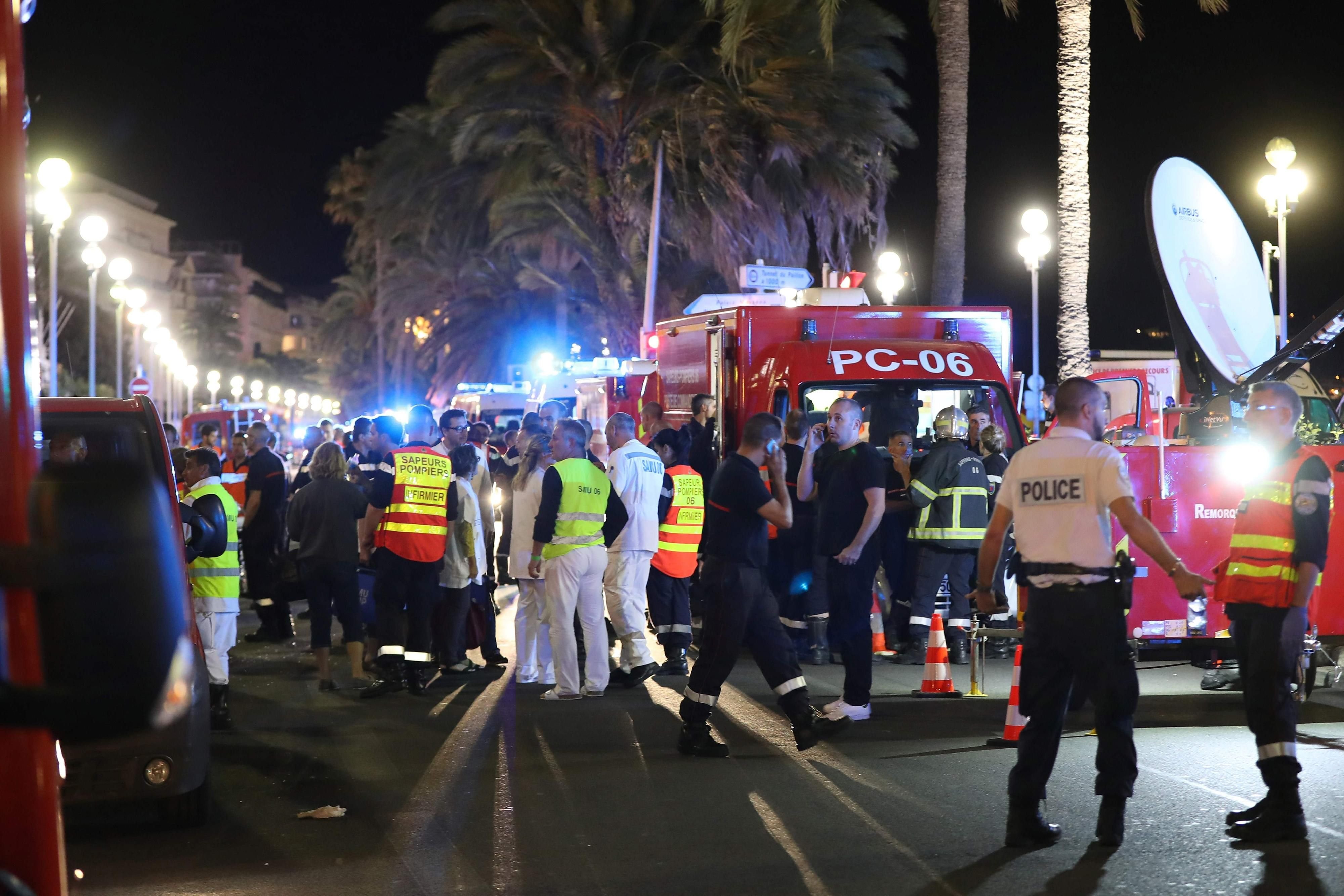 Polizisten nach dem Anschlag in Nizza.