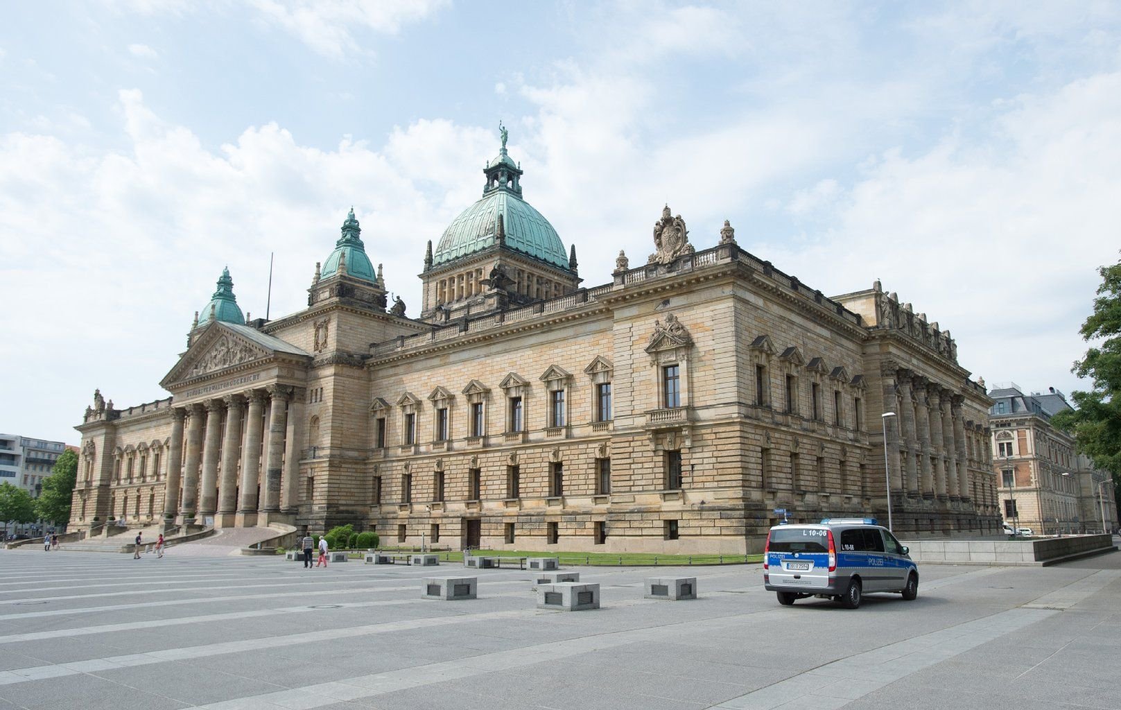 Das Bundesverwaltungsgericht in Leipzig und das angrenzende US-Konsulat wurden am Freitagabend Ziel eines Angriffes von Randalierern.