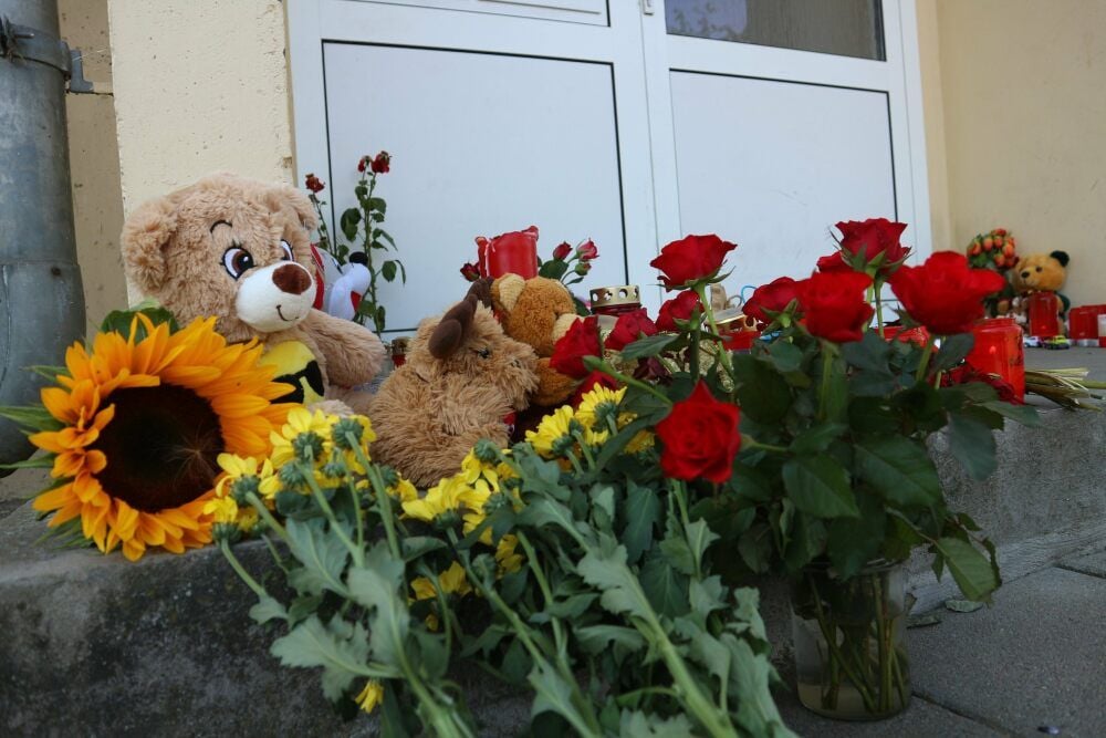 Bestürzung in Querfurt: In Trauer um den toten Jungen brachten Anwohner Blumen zum Unglücksort.