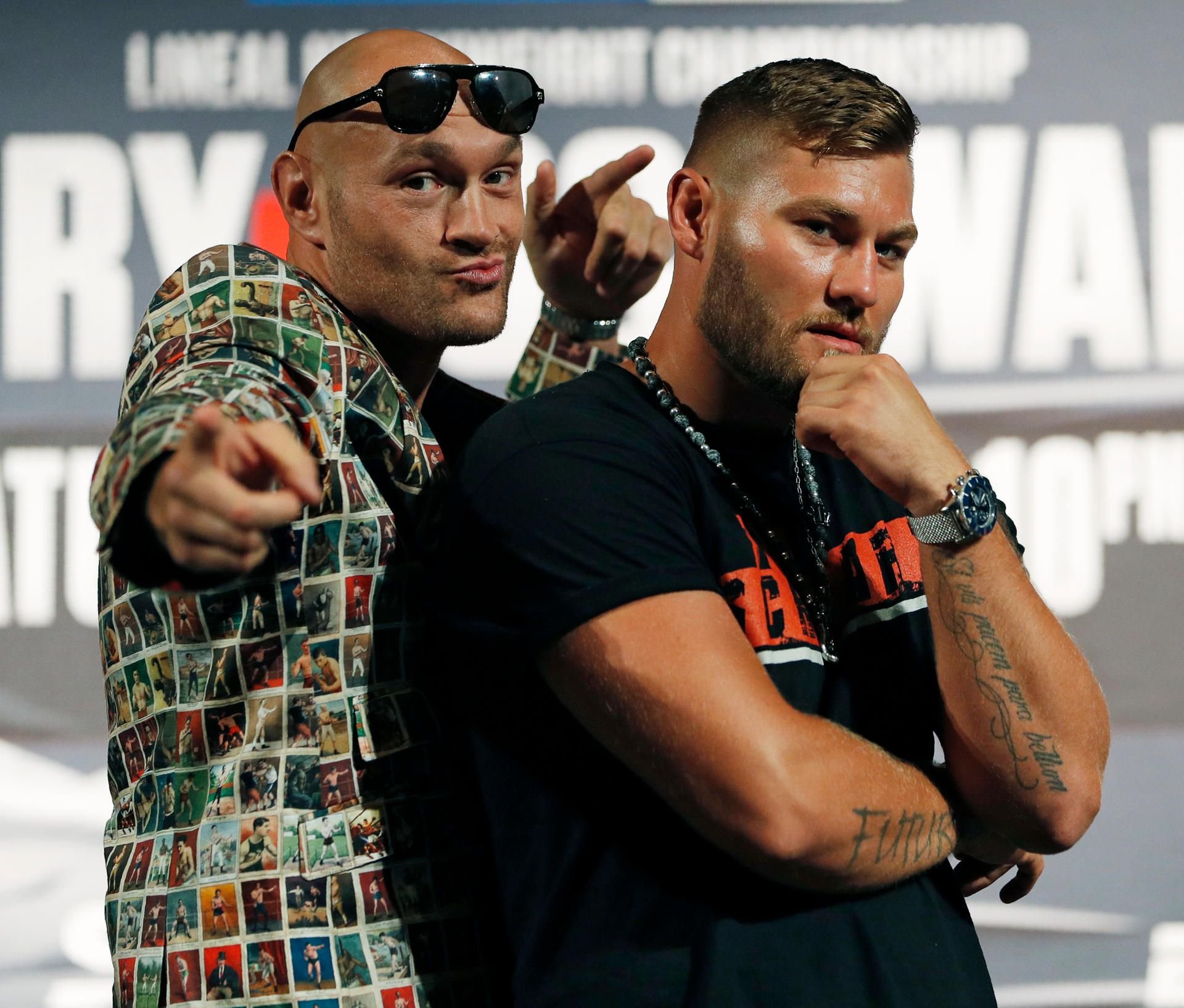 Er weiß, was von ihm erwartet wird: Neben seinen Sprüchen fiel Tyson Fury (l.) auch mit einem Foto-Anzug auf.
