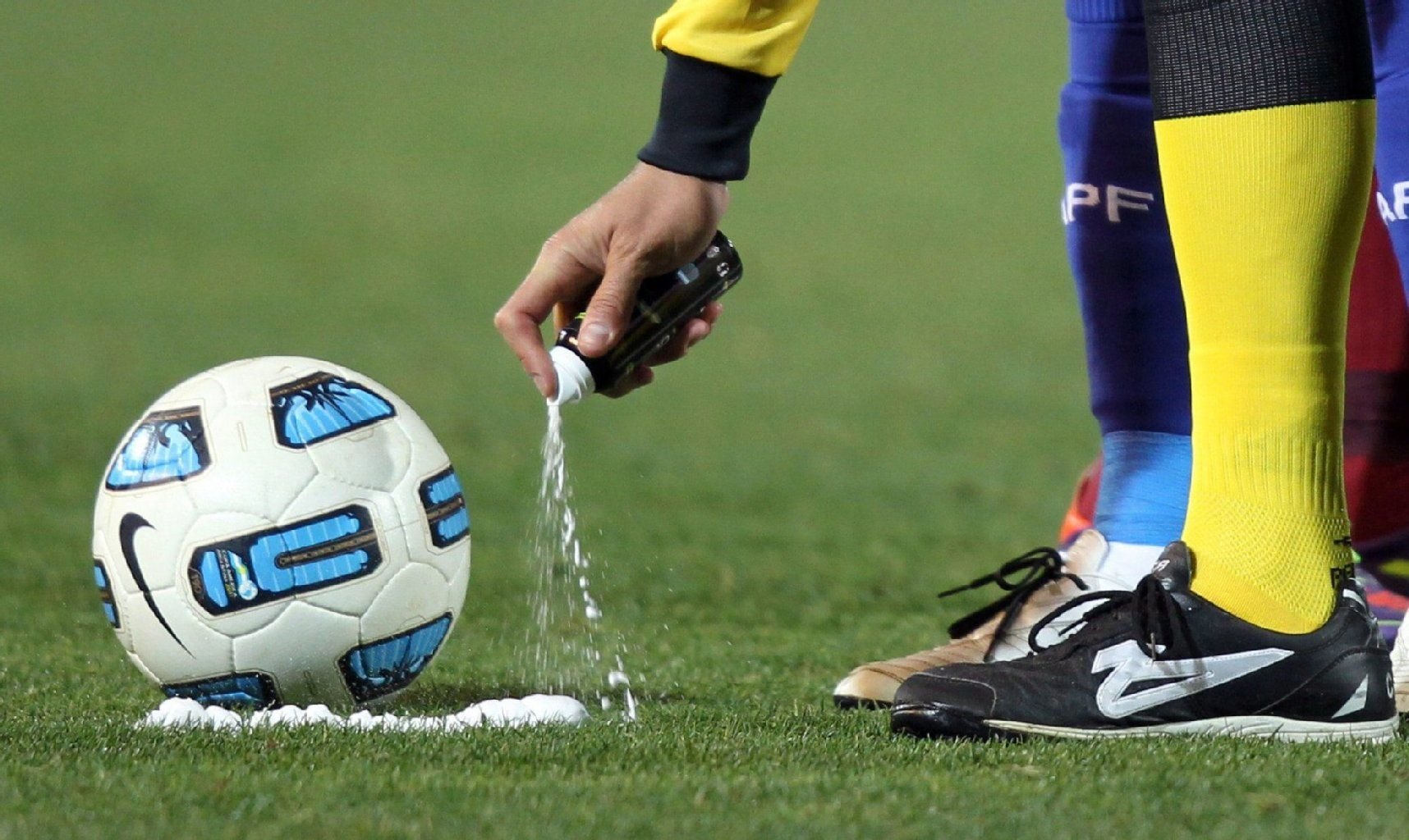 Die DFB-Schiedsrichter sind gegen das Freistoß-Spray.