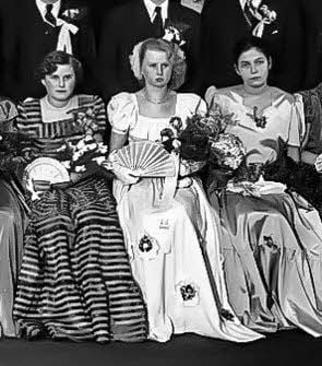 Am hellen Kleid (Mi.) waren echte Blumen aufgenäht.