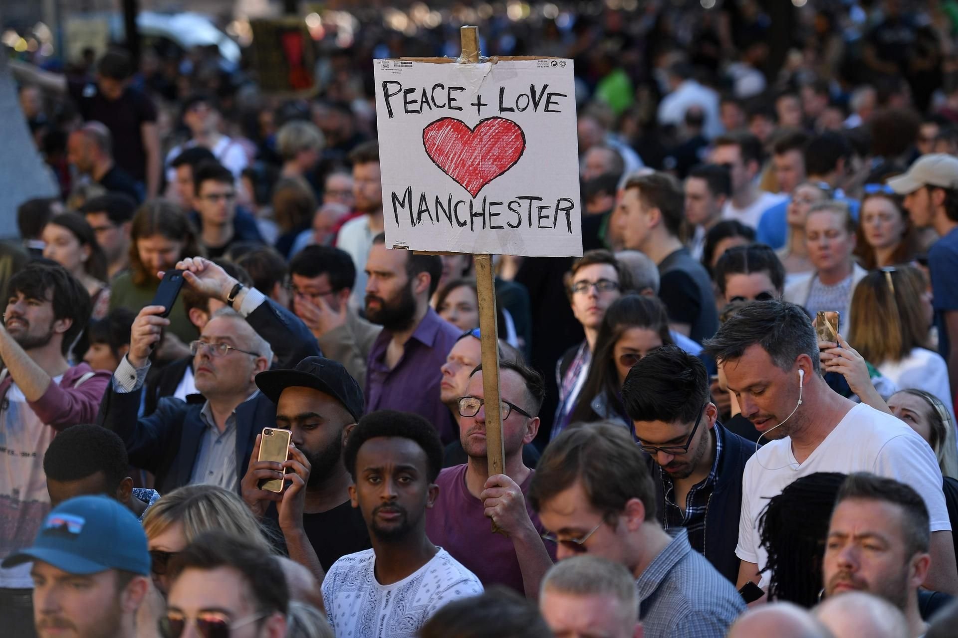 Menschen auf dem Albert Square in Manchester bei einer Trauerkundgebung.