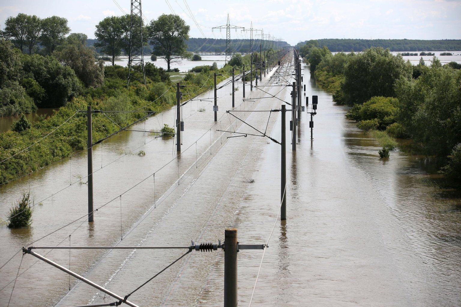 Eine Bahntrasse bei Schönhausen im Landkreis Stendal wird vom Hochwasser der Elbe überspült. Die Sperrung der ICE Strecke sorgt weiter für Verspätungen im Fernbahnverkehr.