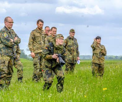 Auch Soldaten sind neugierig auf den Hubschrauber CH-53.