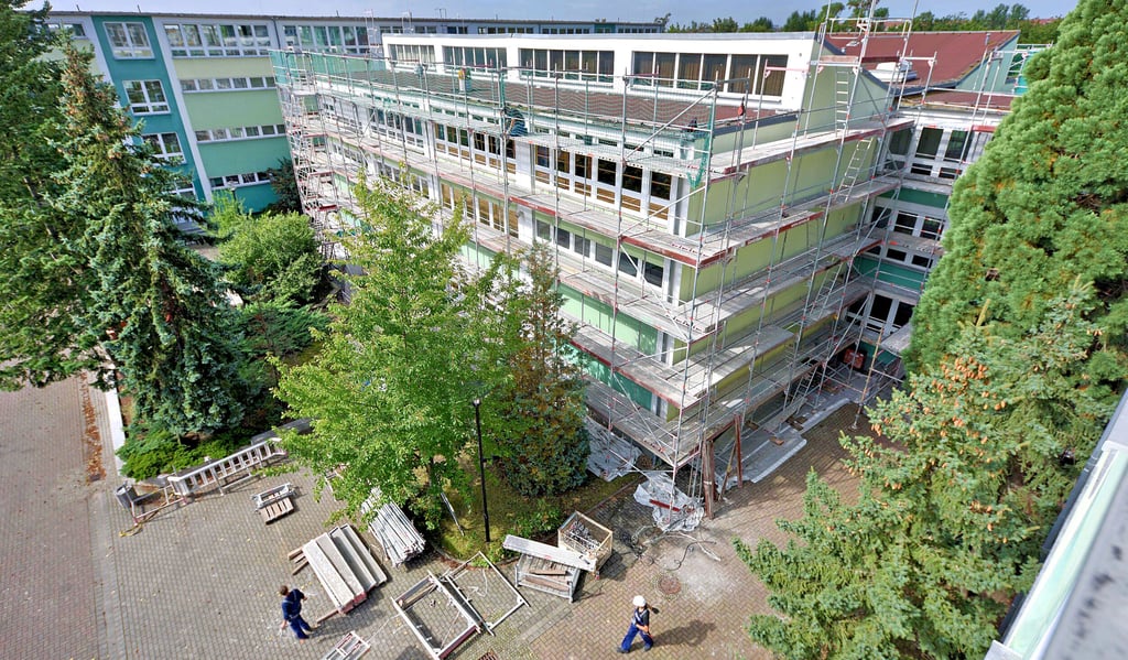 An der Sekundarschule I Wolfen-Nord wird gebaut. Zuerst ist die Fassade dran.