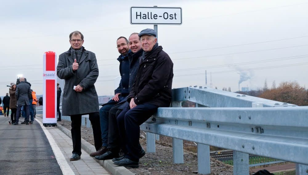 Vom ersten Spatenstich bis zur Fertigstellung der Osttangente waren in Halle vier Bau-Beigeordnete damit betraut: Ingo Kautz (l.), Wolfgang Heinrich (r.), Uwe Stäglin (2.v.l.) und der aktuelle Beigeordnete René Rebenstorf (2.v.r.). Nach 20 Jahren Bauzeit trafen sie sich am Mittwoch bei der Eröffnung.