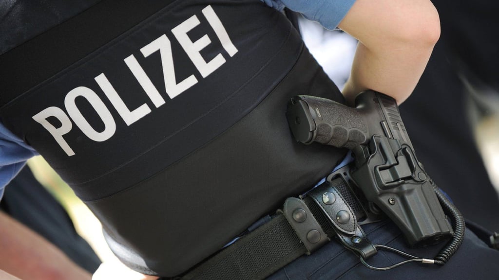 Ein falscher Polizist wollte eine Rentnerin in Beetzendorf im Altmarkkreis Salzwedel bestehlen. Die Frau reagiere in letzter Sekunde.