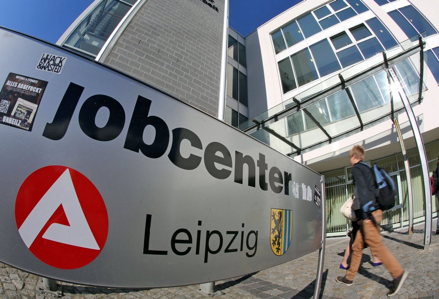 Im Leipziger Jobcenters wurde eine Mitarbeiterin mit einem Hammer angegriffen.