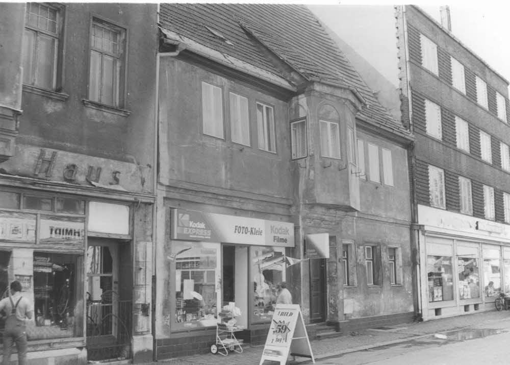 Das Bürgermeisterhaus beherbergte bis 1997 unterschiedliche Geschäfte. Das schwarz-weiß Foto stammt aus dem Jahr 1991.