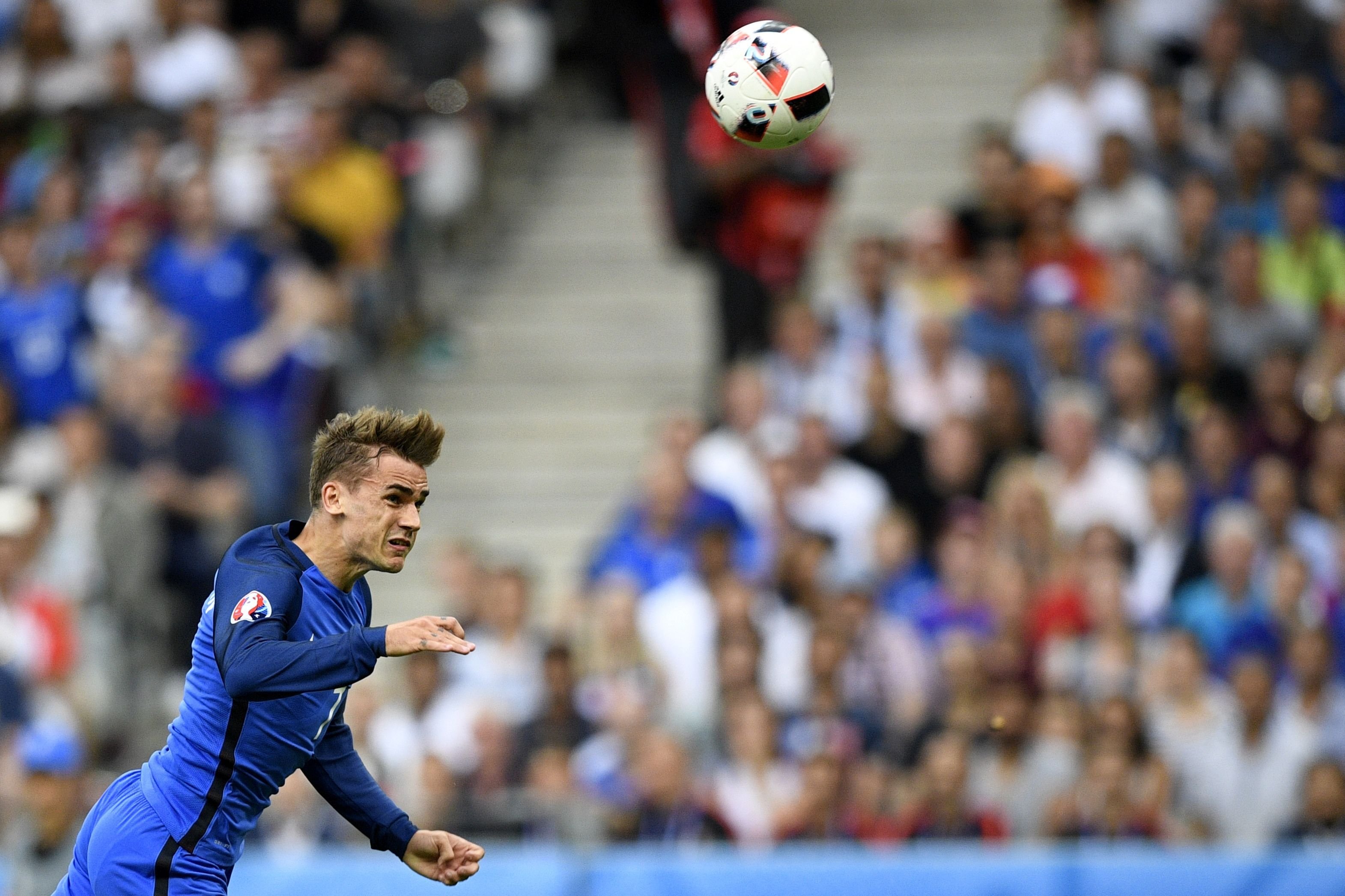 Antoine Griezmann konnte den Kopfball nicht mehr genau genug platzieren und verpasste die Führung für die Franzosen.