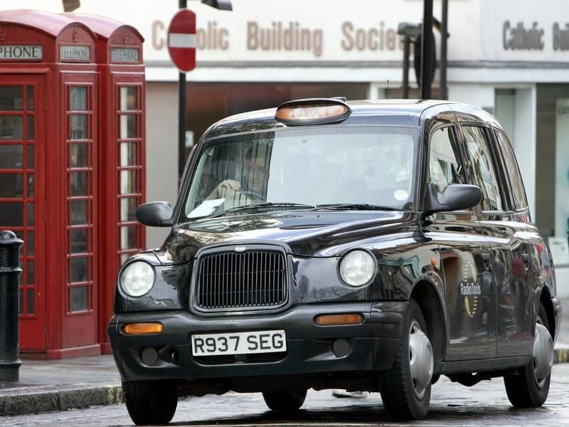 Rote Telefonzelle, schwarzes Taxi: Kann nur London sein.