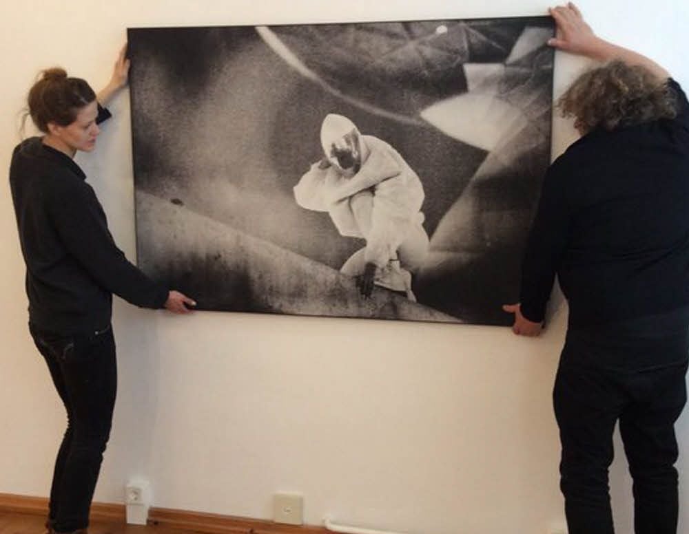 Der Münchner Kurator Ralf Würth und Künstlerin Mela Feigenbaum beim Gestalten der Ausstellung.