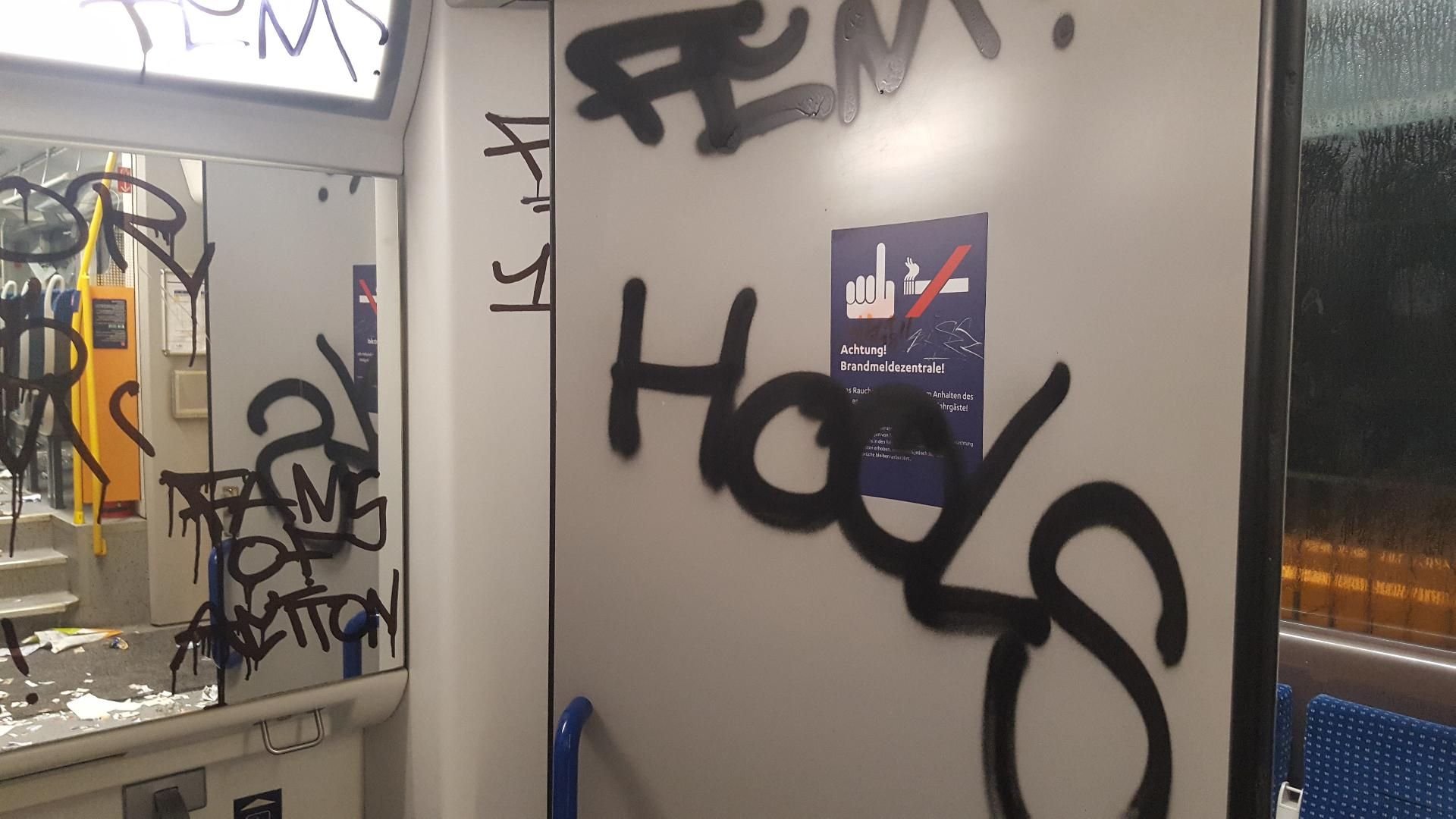 Der Zug wurde von den unbekannten Tätern beschmiert.