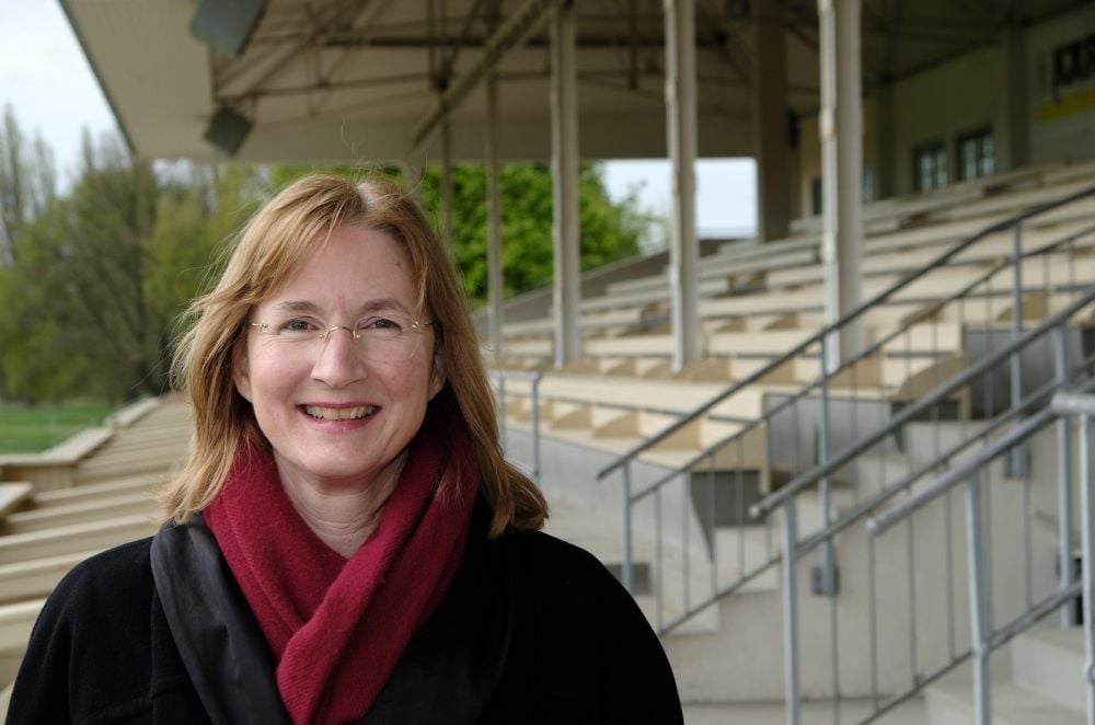 Judith Marquardt ist in Amerika geboren und in Australien aufgewachsen. Bereits ihr Ehemann Hans-Jochen war Dezernent in der Stadtverwaltung. 2013 hatte die heute 56-Jährige die deutsche Staatsbürgerschaft angenommen, um mögliche Hürden bei der Beigeordnetenwahl zu vermeiden.