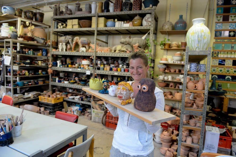 „Wir sind überfüllt“: Susanne Oppermann bietet Kurse in der Keramik-Werkstatt.