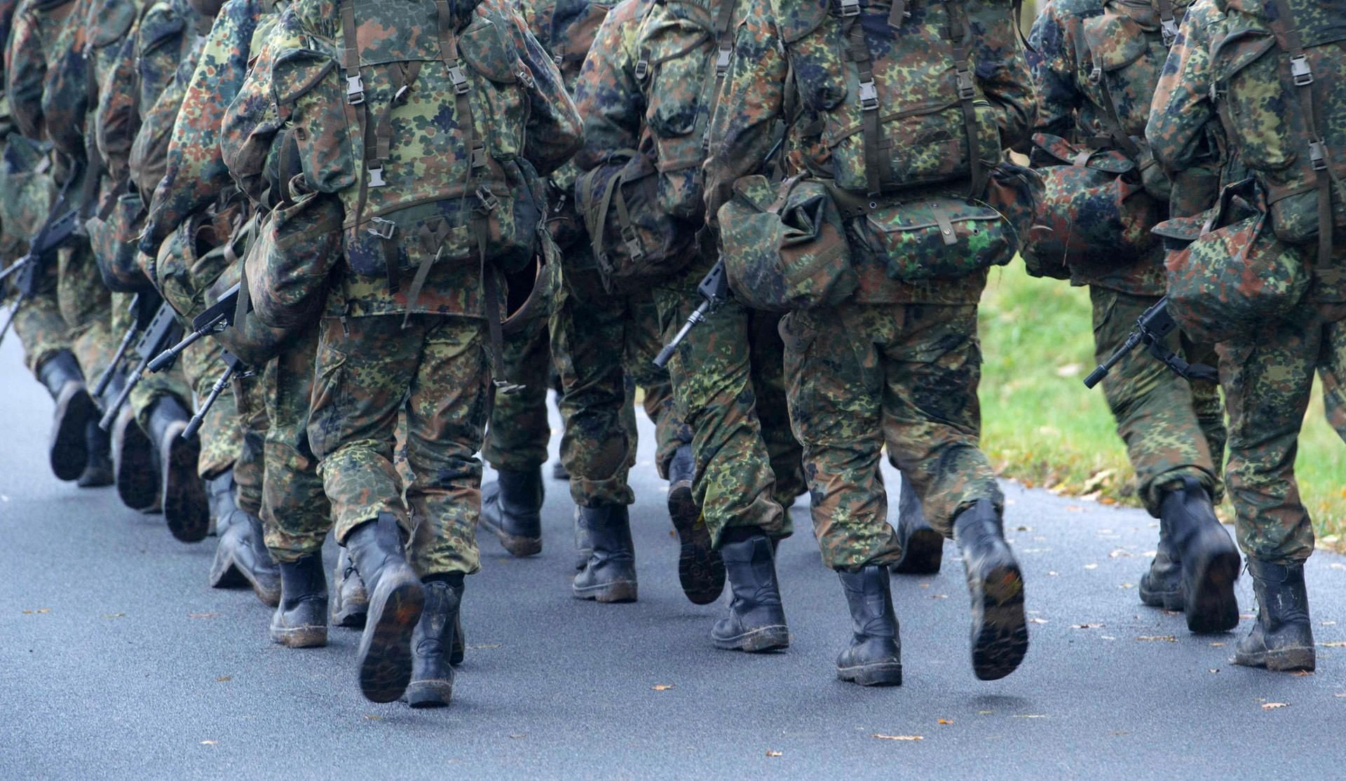 Soldaten bei einem Marsch