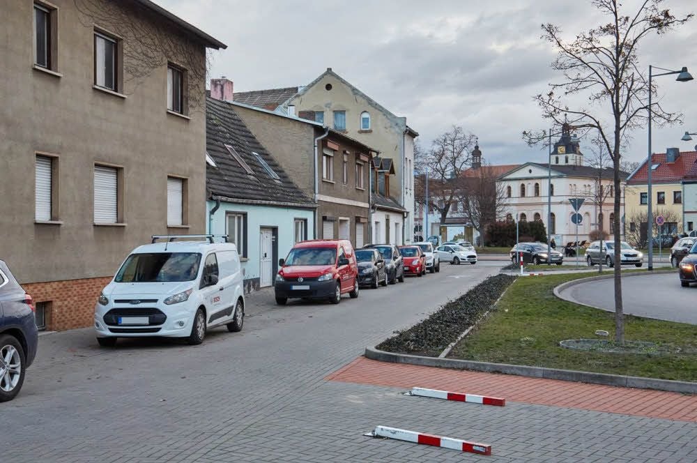 Diese Altbauten an der Halleschen Straße sollen 2010 abgerissen und durch Neubauten ersetzt werden.