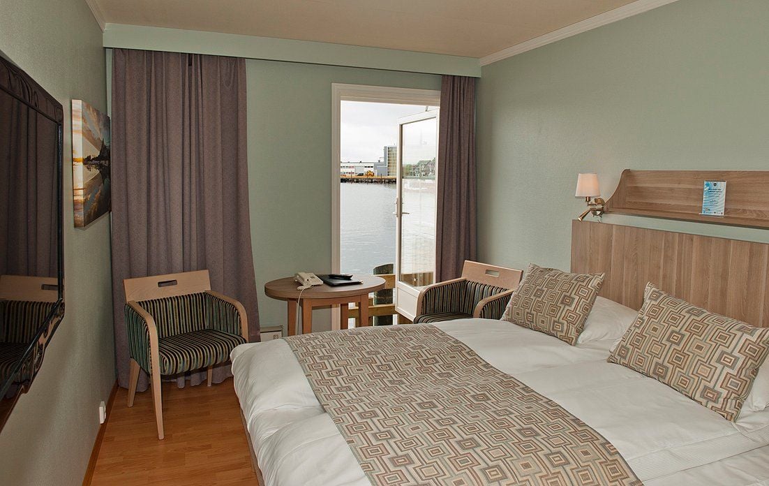 Vom Zimmer hat man einen schönen Blick auf den Hafen von Svolvær.