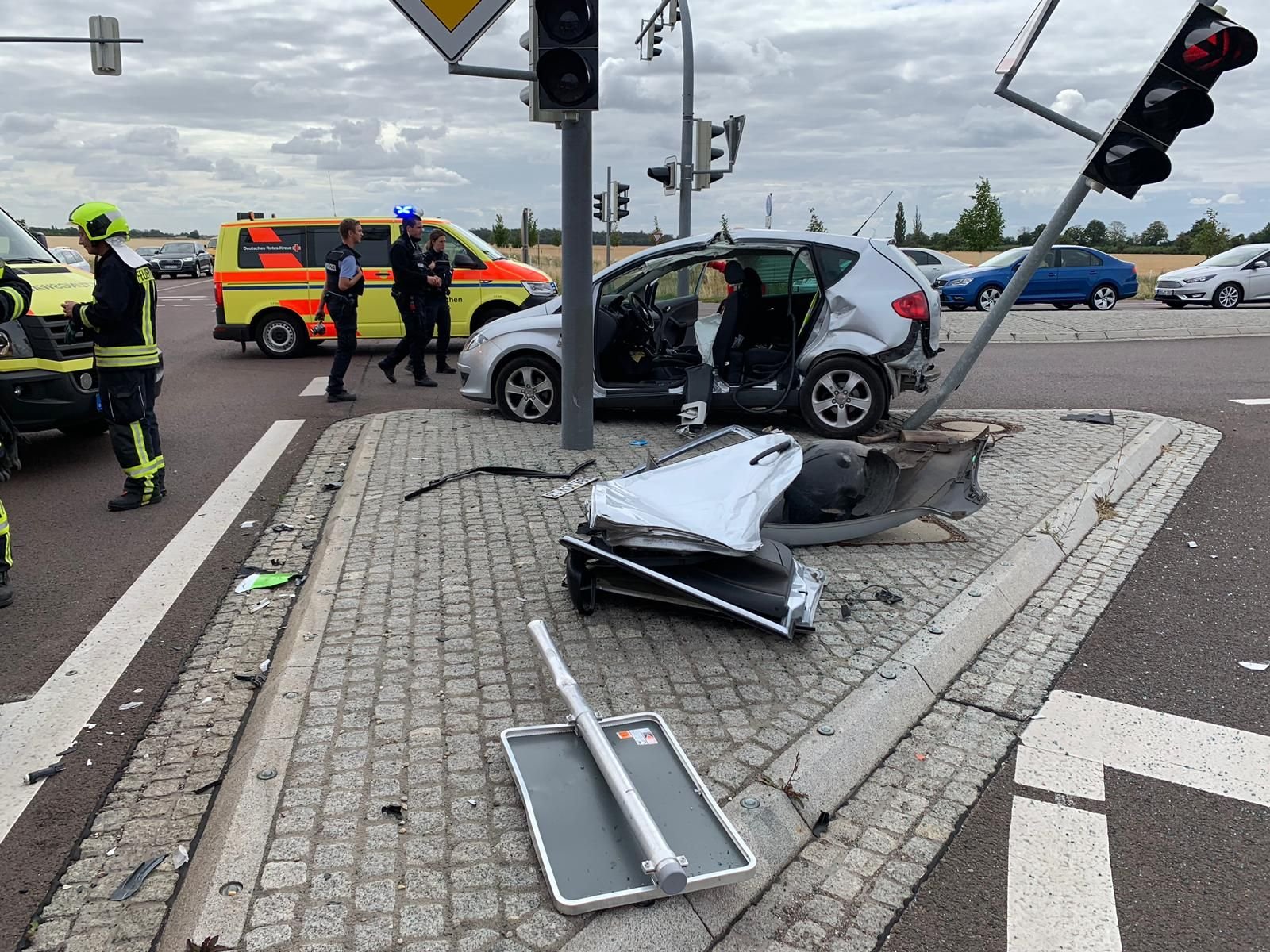 Auto und Ampel sind schwer beschädigt.