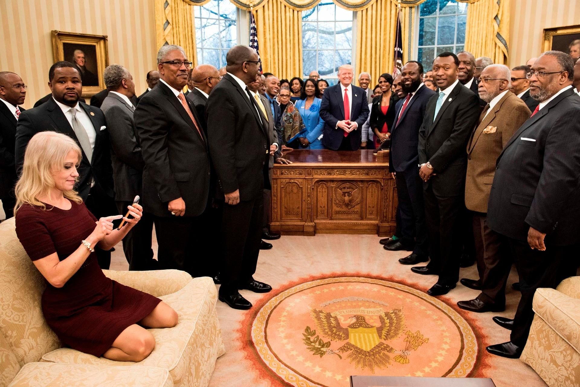 Kniend auf einem Sofa im Oval Office sorgte Kellyanne Conway für Aufsehen.