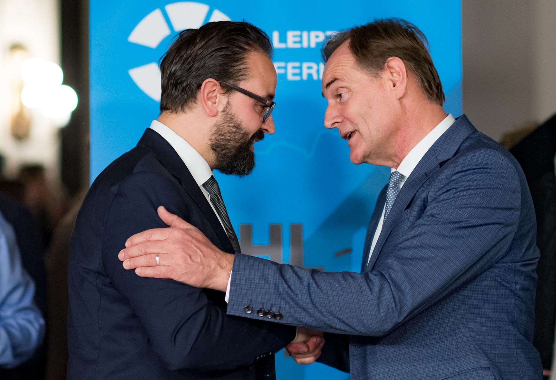 Sebastian Gemkow (CDU, l.) gratuliert am Sonntagabend Burkhard Jung (SPD) im Rathaus Leipzig zur Wahl.
