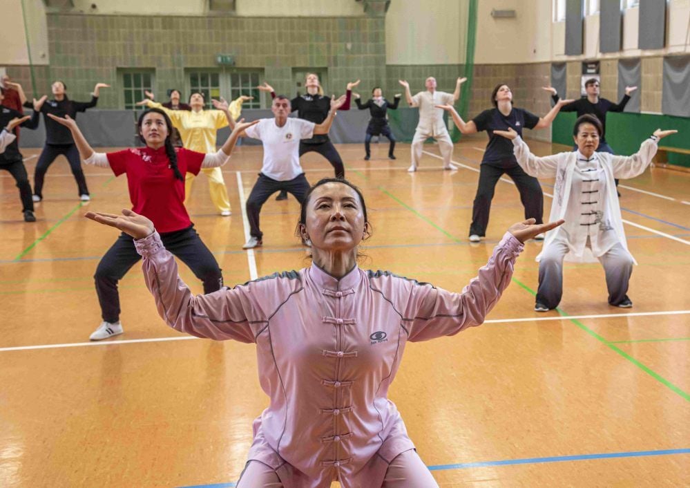 Trainer und Teilnehmer des Qigong-Workshops am Sonnabend demonstrierten , welche Varianten diese chinesische Meditations-, Konzentrations- und Bewegungsform beinhaltet.