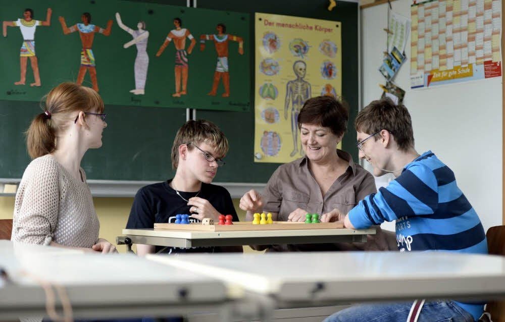 „Ich bin gern hier, es macht mir Spaß“: Das sagt Olga Garder (2. von rechts) über ihre Arbeit beim Landesbildungszentrum.