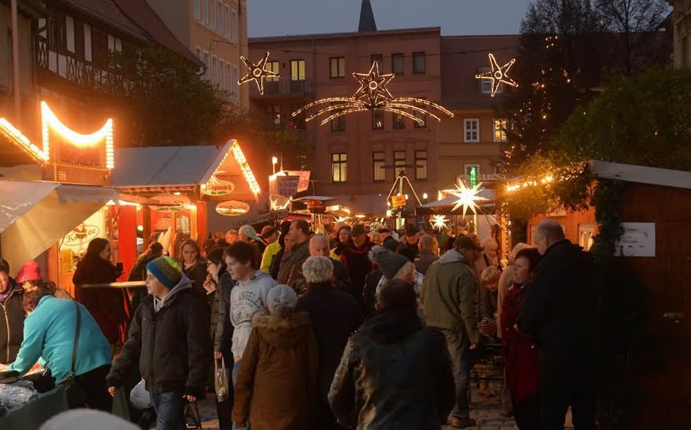 Der Weihnachtsmarkt in Aschersleben wird drei Wochen für die Besucher geöffnet.