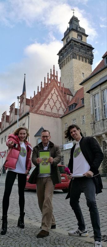 „Zeitz ist geil“ sagen Theresia Fischer, Oberbürgermeister Christian Thieme und Redakteur Mario Apfelbaum (r.).