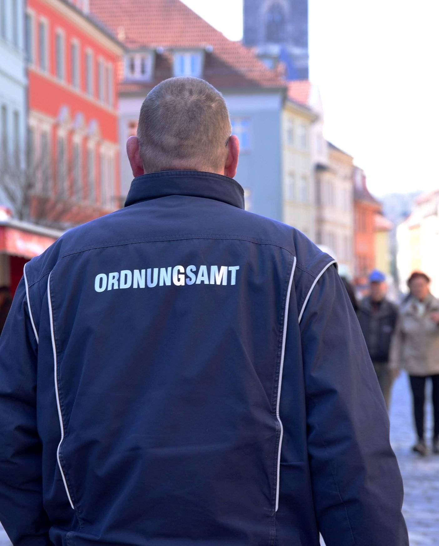 Neben der Polizei kontrollieren auch Mitarbeiter des Ordnungsamtes die Einhaltung der Corona-Verordnungen.