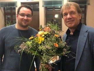 Michael Steinland (rechts) erhält von Bürgermeister Christoph Schulze Glückwünsche.