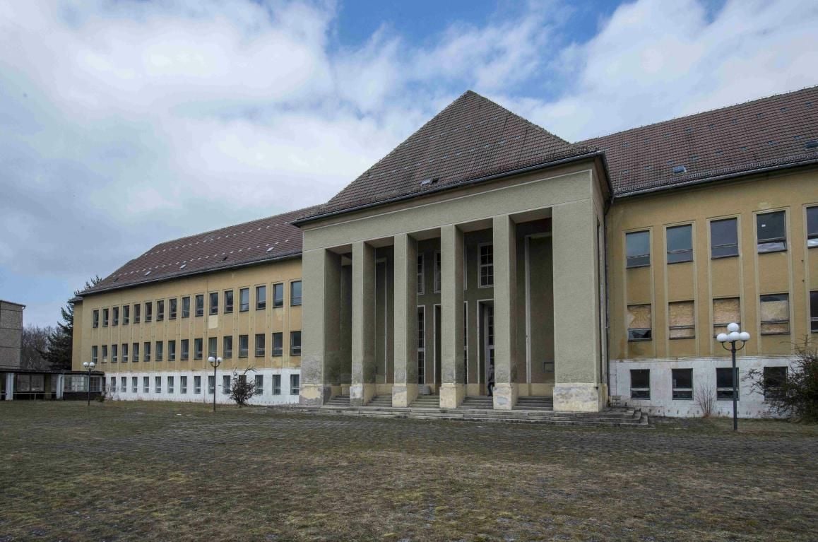 Ab 1934 wurden die Gebäude auf dem Großen Ziegenberg in Ballenstedt als „Nationalpolitische Erziehungsanstalt Anhalt“ errichtet.