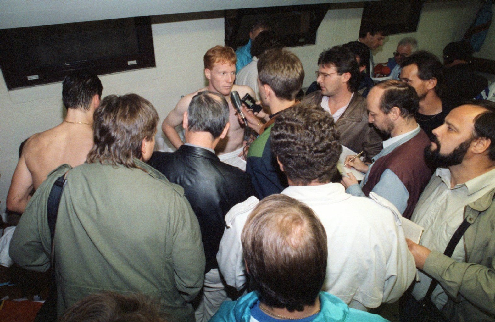 Matthias Sammer gibt umringt von Medienvertretern Interviews