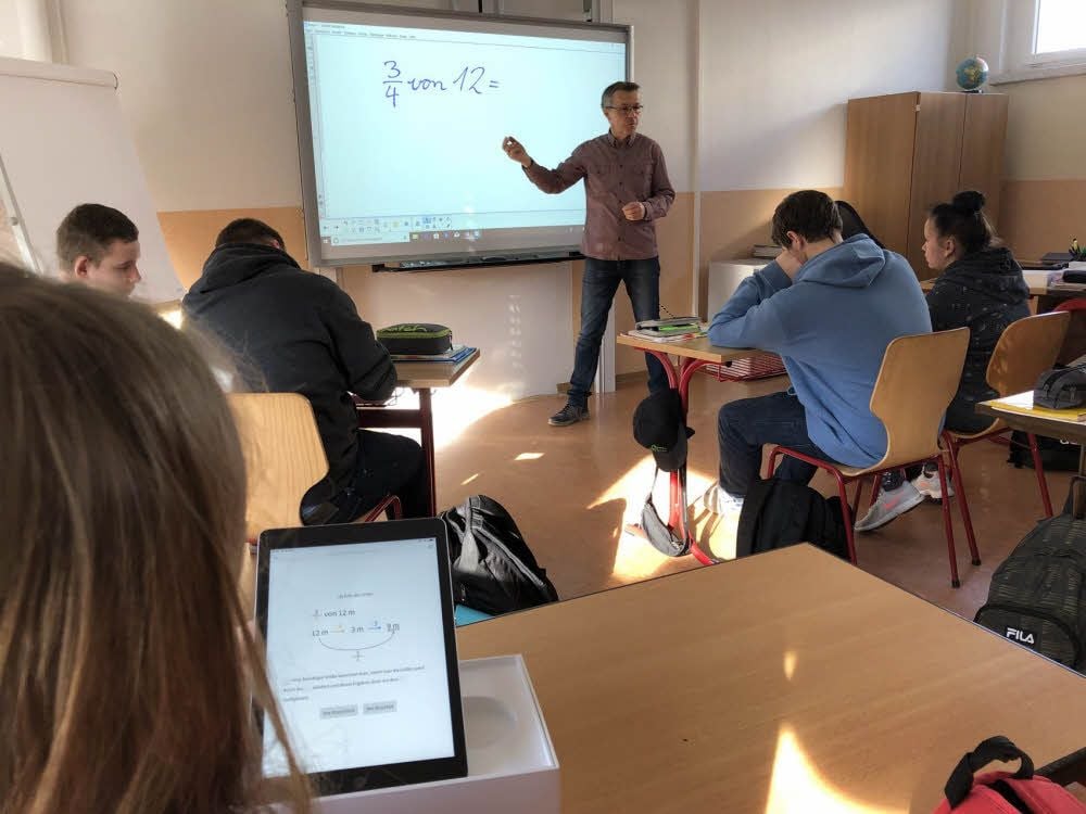 Interaktive Tafel und iPads: Mathe-Unterricht in der 8a der David-Sachs-Schule mit moderner Technik.