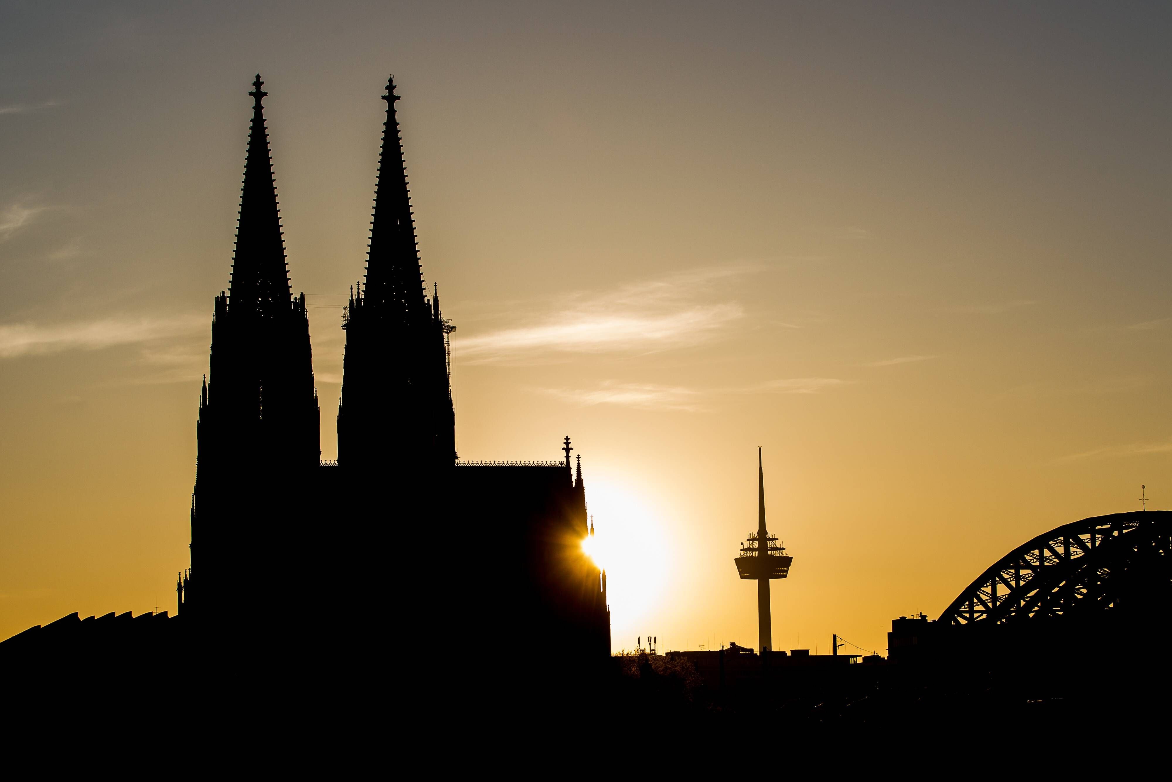 Die Silhouette des Kölner Doms im Sonnenuntergang vom Deutzer Rheinufer