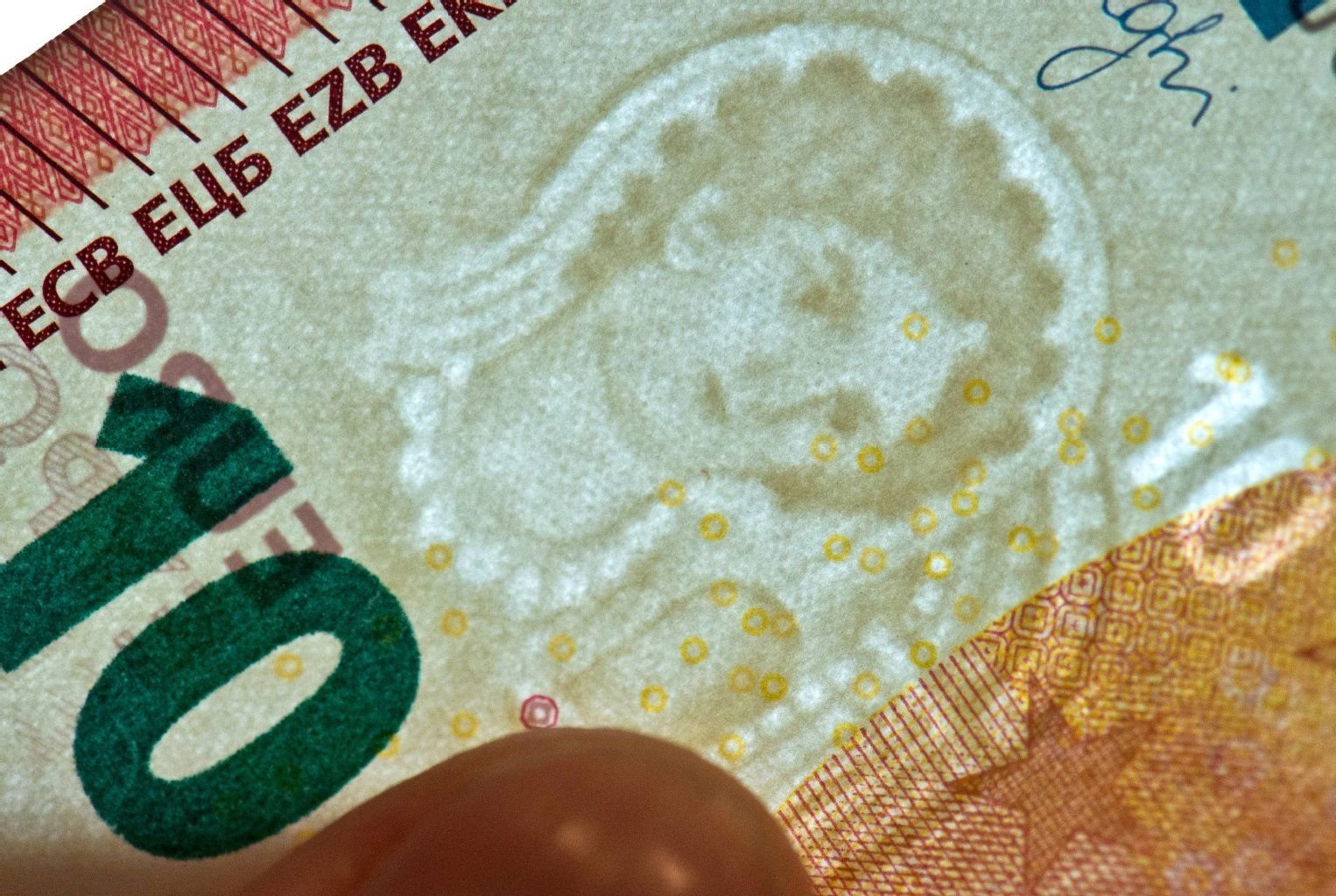 Im Gegenlicht wird das Wasserzeichen mit dem Porträt der mythologischen Gestalt Europas sichtbar.